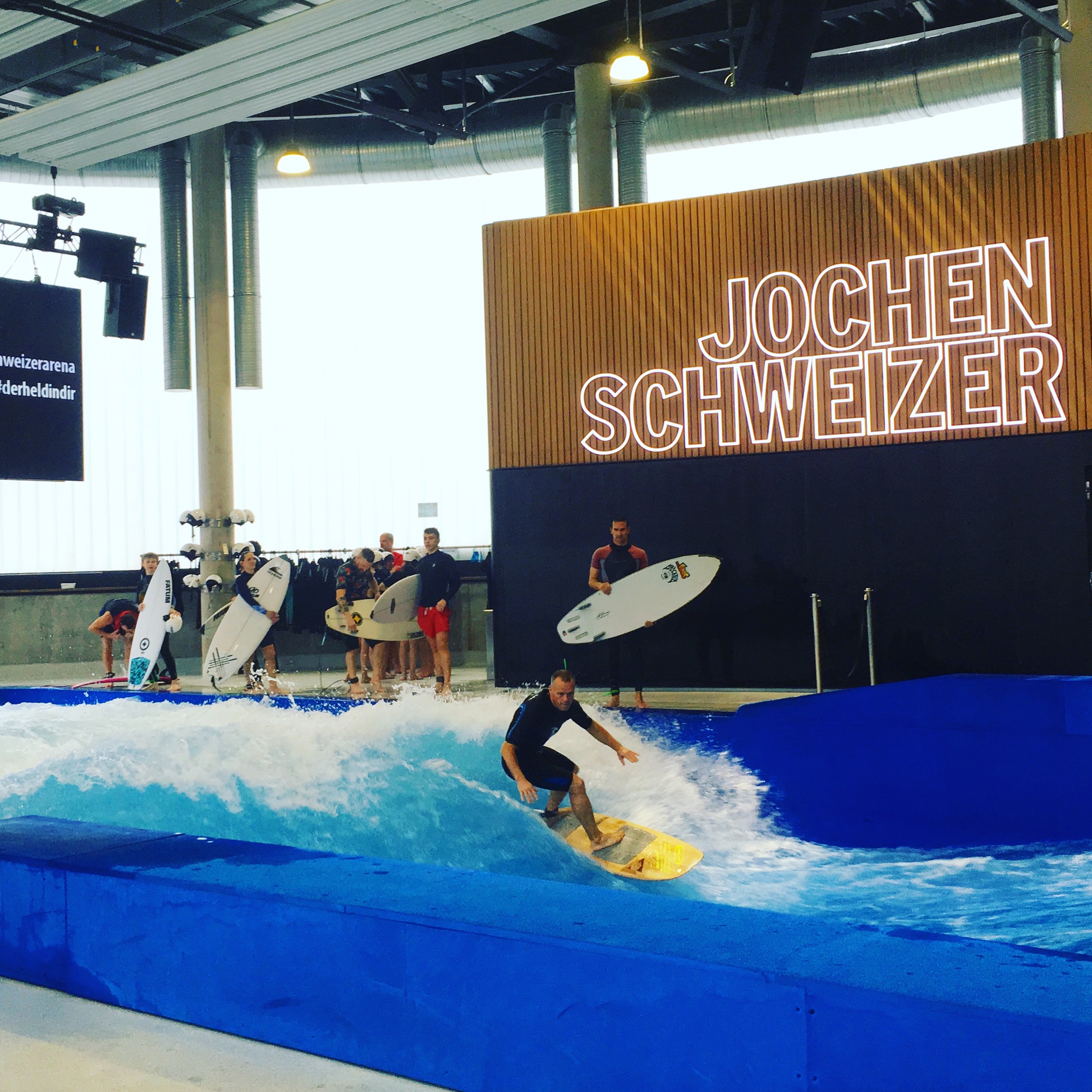 Indoor Surfen München Jochen Schweizer Arena Inland Surfing Citywave